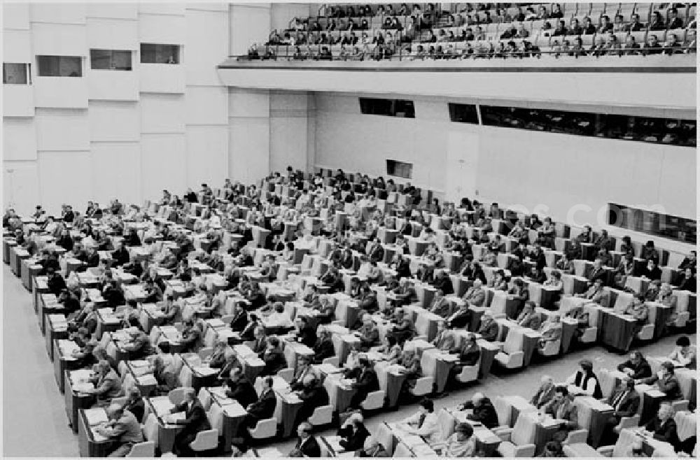 GDR photo archive: Berlin - 28.11.1986 Von der 3.Volkskammer während der Abstimmung.