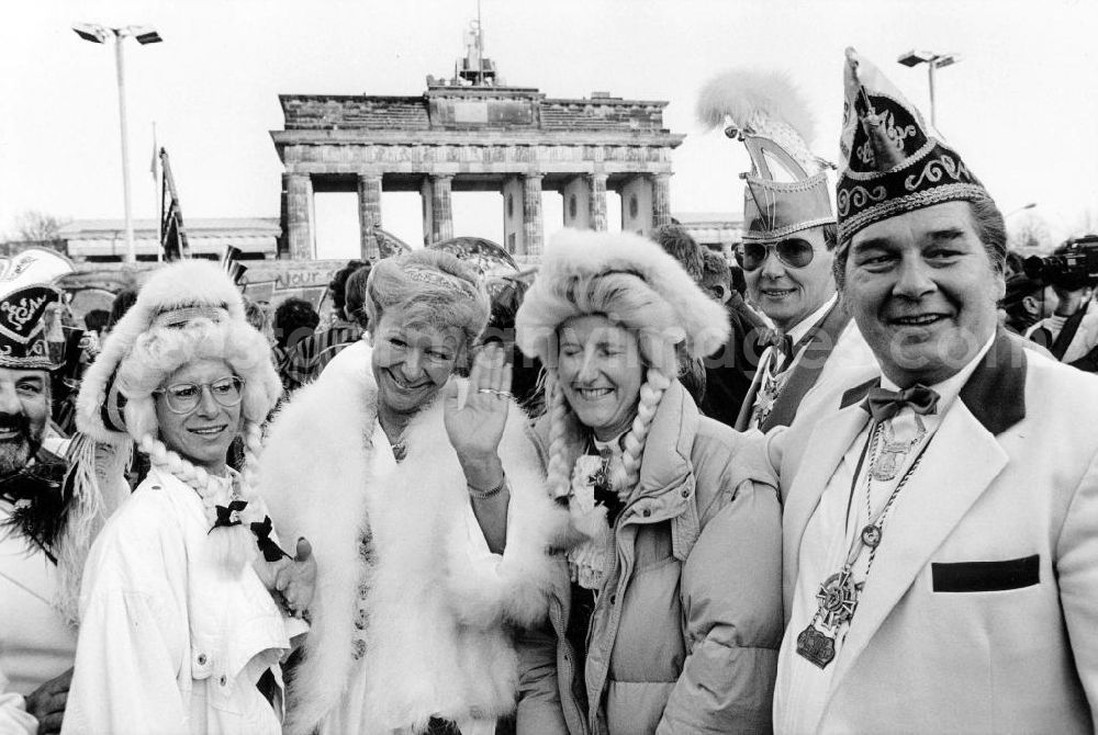 GDR picture archive: Berlin - Schaulustige in Karneval-Kleidung vor dem Brandenburger Tor auf der Seite von West-Berlin.