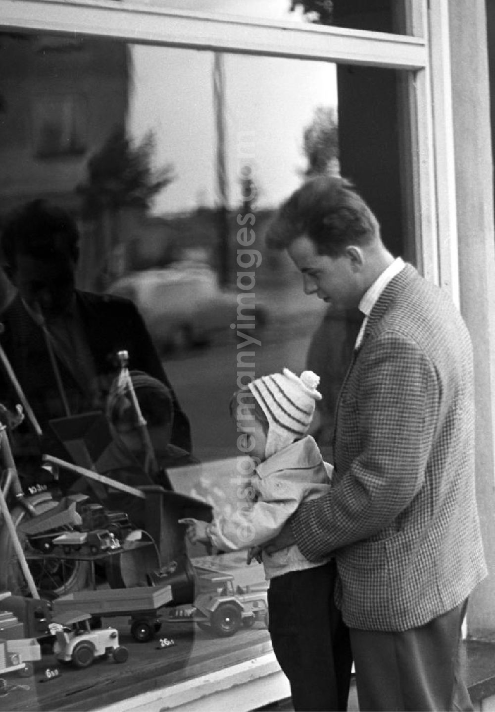 GDR photo archive: Dresden - Dresden 12.6.1962 Das will ich haben! - Ein kleiner Junge schaut neugierig durch das Schaufenster eines Dresdner Spielwarengeschäftes und zeigt auf die ausgestellten Autos und LKWs.
