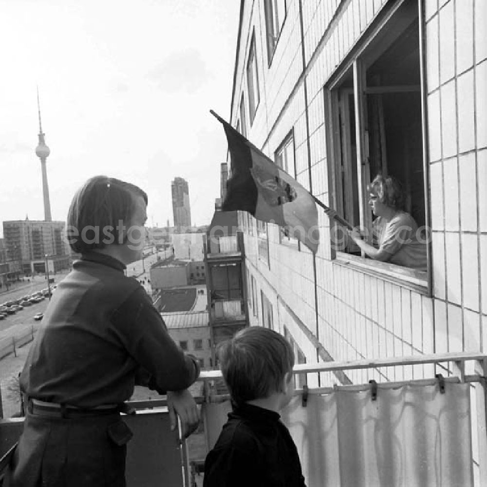 Berlin: Frau Susanne Jessen und Dörte (links) mit Anke (4 Jahre) schmüken zum 1. Mai 1969 die Karl - Marx - Allee.