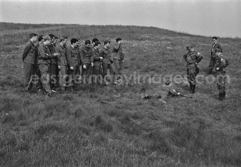GDR image archive: Stechlin - Practical training with a pre-military character in preparation for military service in der GST - Gesellschaft fuer Sport & Technik in Stechlin, Brandenburg on the territory of the former GDR, German Democratic Republic