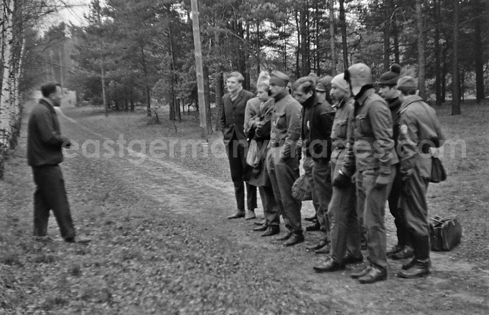 GDR image archive: Stechlin - Practical training with a pre-military character in preparation for military service in der GST - Gesellschaft fuer Sport & Technik in Stechlin, Brandenburg on the territory of the former GDR, German Democratic Republic