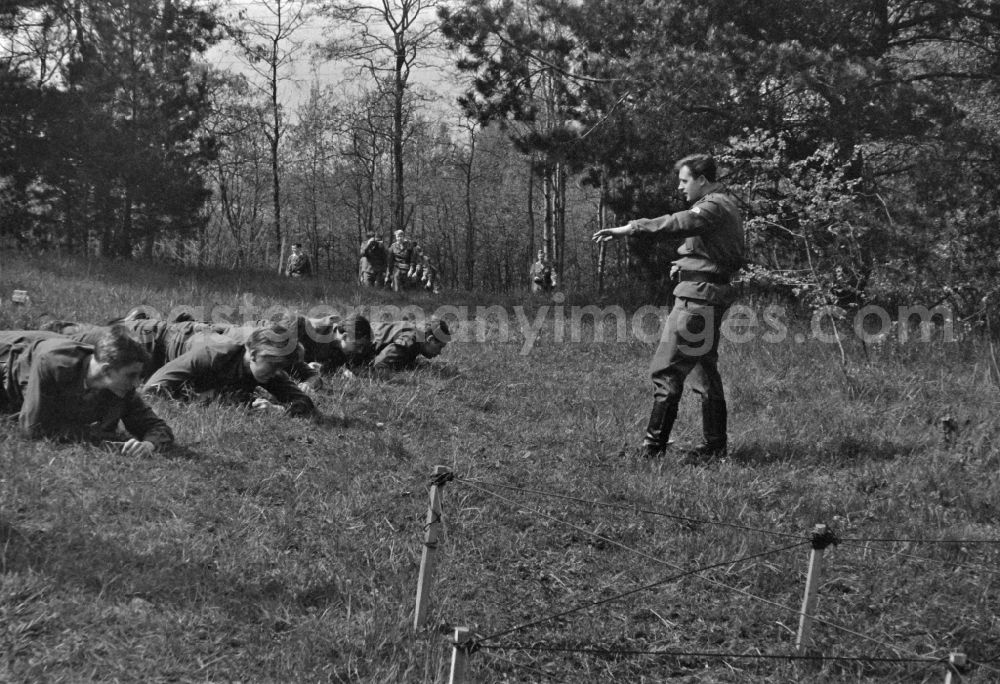 Stechlin: Practical training with a pre-military character in preparation for military service in der GST - Gesellschaft fuer Sport & Technik in Stechlin, Brandenburg on the territory of the former GDR, German Democratic Republic