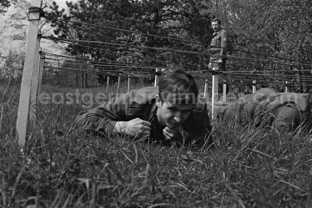 GDR picture archive: Stechlin - Practical training with a pre-military character in preparation for military service in der GST - Gesellschaft fuer Sport & Technik in Stechlin, Brandenburg on the territory of the former GDR, German Democratic Republic