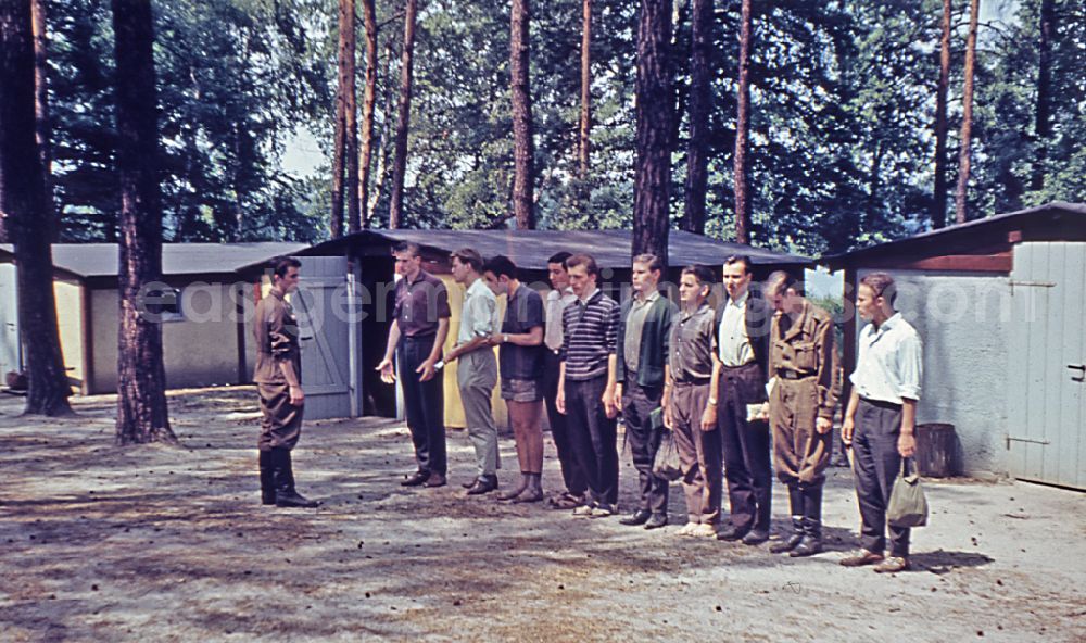 GDR image archive: Stechlin - Practical training with a pre-military character in preparation for military service in GST- Uniform in Stechlin, Brandenburg on the territory of the former GDR, German Democratic Republic