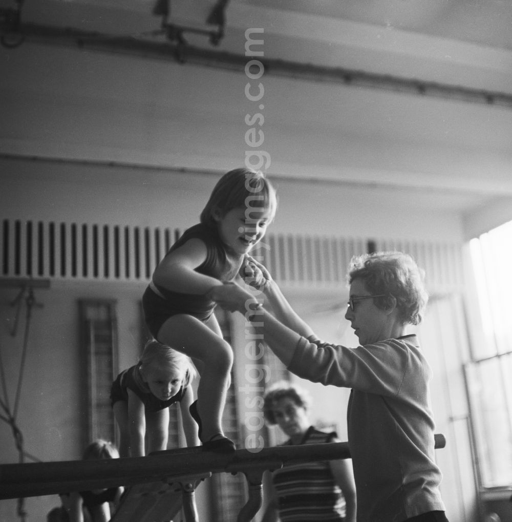 GDR photo archive: Berlin - Prenzlauer Berg - Preschool Gymnastics in Berlin, weekly physical education class at the gym at the Human Place in Berlin - Prenzlauer Berg. Sporting activity was in large interest of the government of the GDR