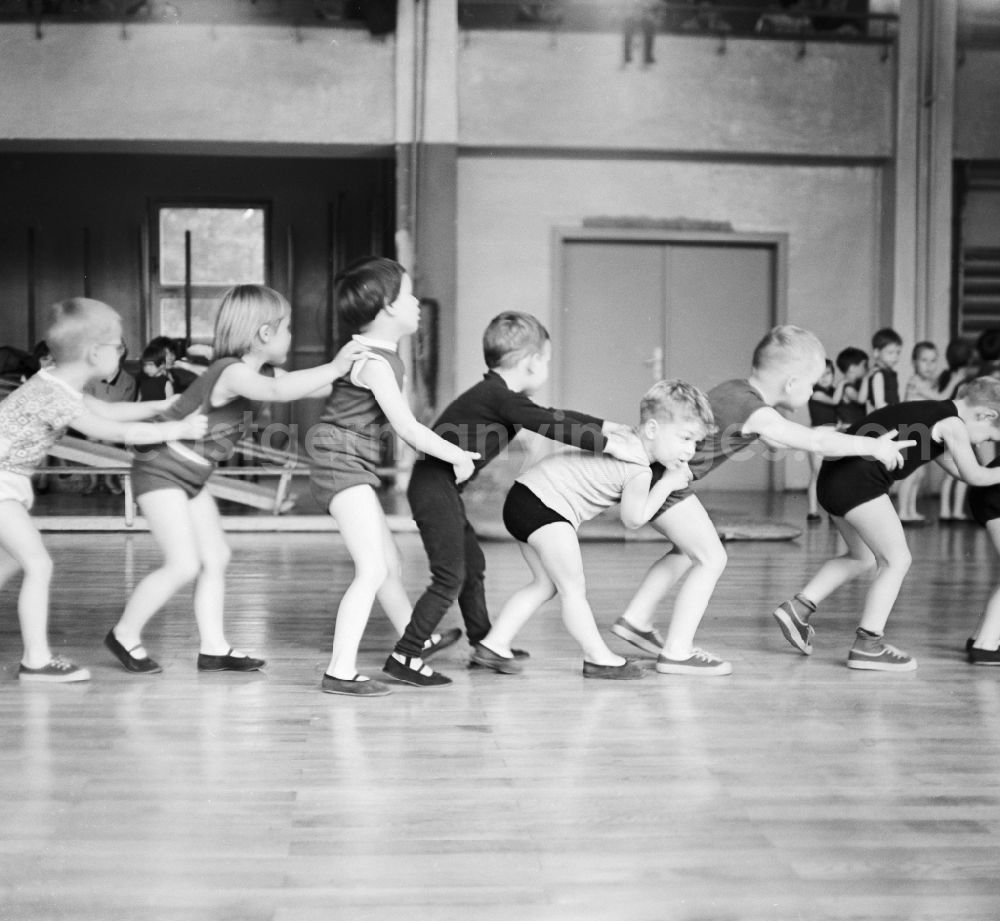 Berlin - Prenzlauer Berg: Preschool Gymnastics in Berlin, weekly physical education class at the gym at the Human Place in Berlin - Prenzlauer Berg. Sporting activity was in large interest of the government of the GDR