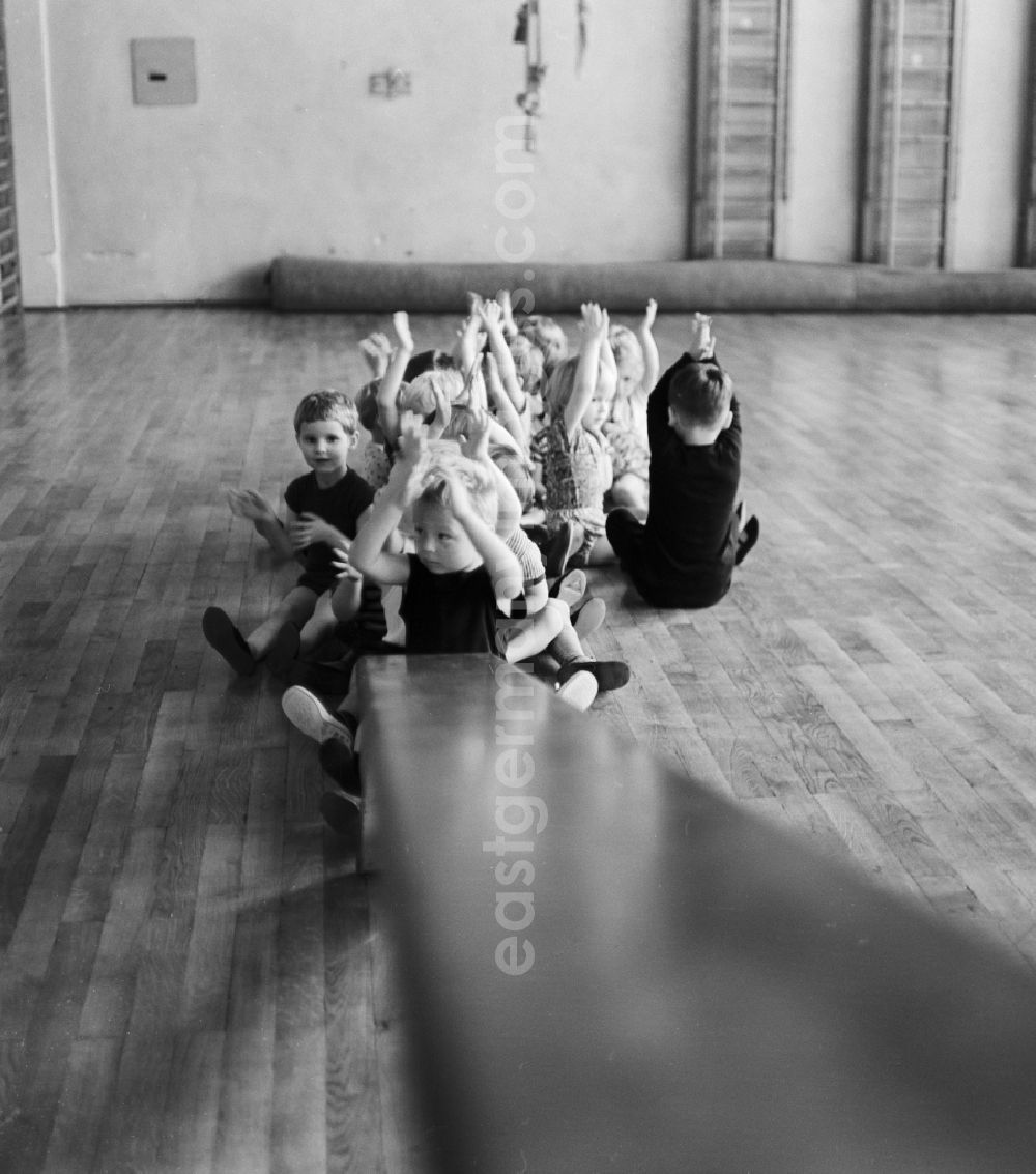 GDR image archive: Berlin - Prenzlauer Berg - Preschool Gymnastics in Berlin, weekly physical education class at the gym at the Human Place in Berlin - Prenzlauer Berg. Sporting activity was in large interest of the government of the GDR