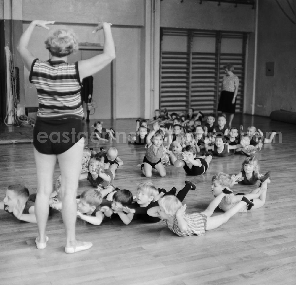 GDR photo archive: Berlin - Prenzlauer Berg - Preschool Gymnastics in Berlin, weekly physical education class at the gym at the Human Place in Berlin - Prenzlauer Berg. Sporting activity was in large interest of the government of the GDR