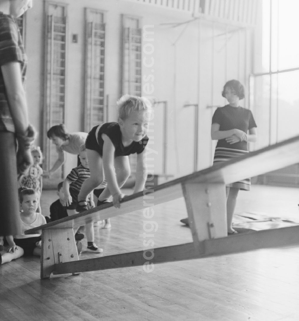 GDR picture archive: Berlin - Prenzlauer Berg - Preschool Gymnastics in Berlin, weekly physical education class at the gym at the Human Place in Berlin - Prenzlauer Berg. Sporting activity was in large interest of the government of the GDR