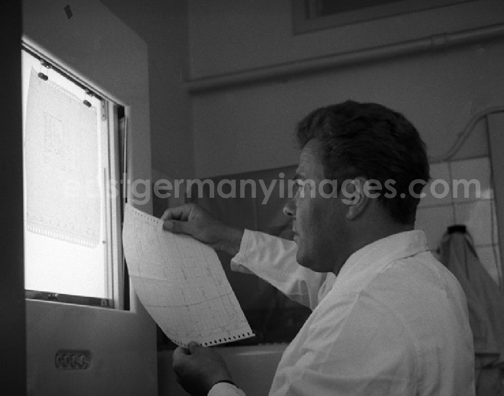 GDR picture archive: Berlin - , VP Präsidium Berlin,Einblicke in die Arbeit des Kriminaltechnischen Instituts.