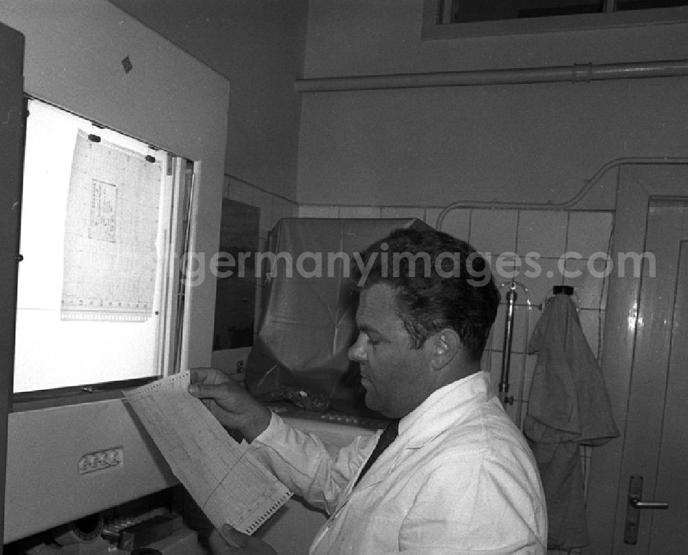 GDR photo archive: Berlin - , VP Präsidium Berlin,Einblicke in die Arbeit des Kriminaltechnischen Instituts.
