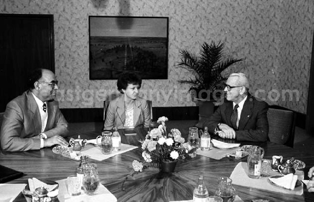 GDR photo archive: - 18.11.1986 W. Stoph empfing Ibrahim Mohamed al Bishari in Libyen Umschlagnr.: 1255