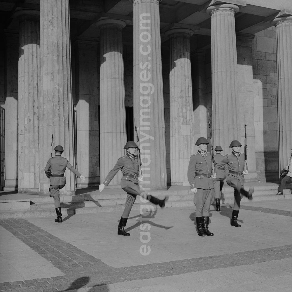 GDR photo archive: Berlin - Mitte - The New Guard is the central memorial to the victims of war and tyranny. It is located in the Berlin district of Mitte on Unter den Linden. The result was the building as the main and royal guard for the opposite Palais Royal. After the almost complete destruction during the Second World War, the building was inaugurated in 1960 after new three-year reconstruction work as a memorial to the victims of fascism and militarism. Until the German reunification in 1990, the day two soldiers of the Guards Regiment NVA stood as honor guard at the Neue Wache. Every Wednesday and Saturday at 14:3