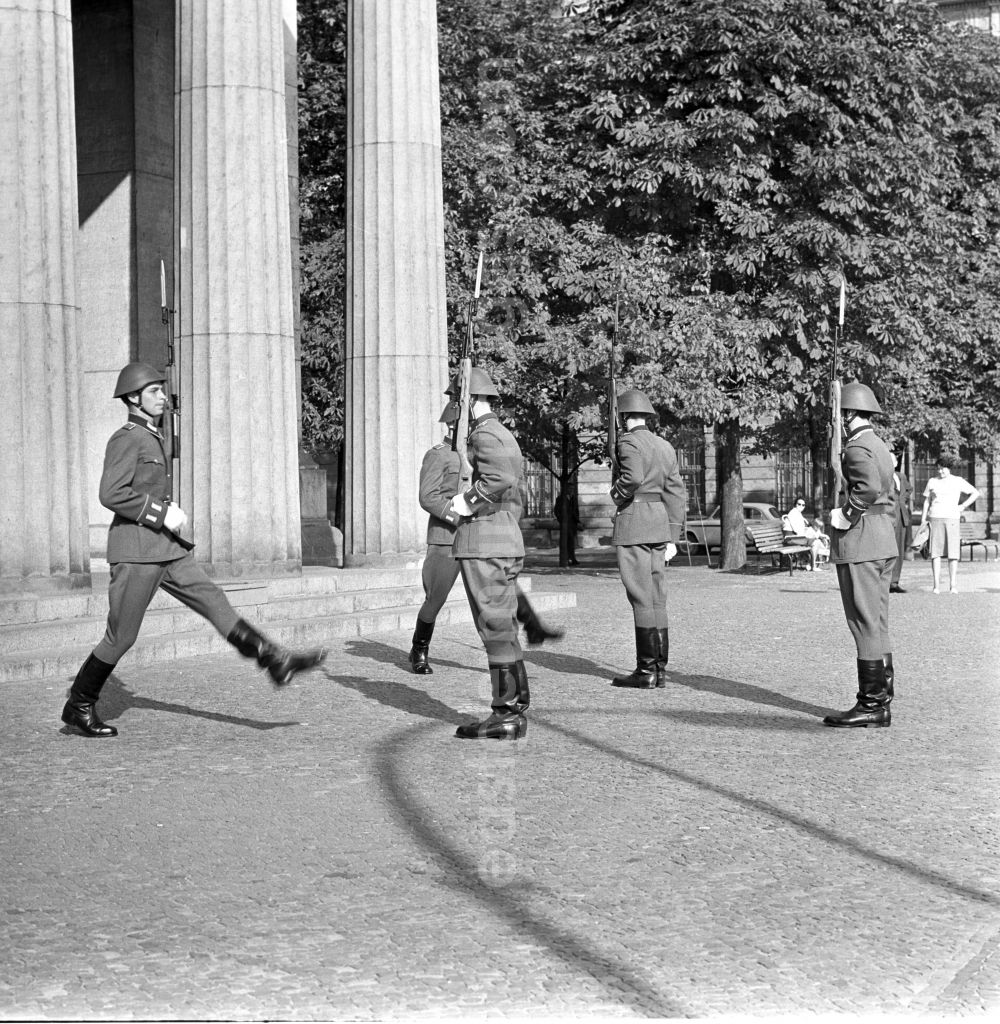GDR image archive: Berlin - Mitte - Changing of the guard at the Neue Wache in Berlin - Mitte. Until October 3, 1990 was celebrated every Wednesday at 14:3
