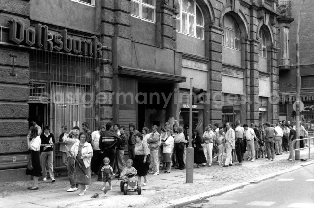 GDR image archive: Berlin - DDR-Bürger stehen vor einer Volksbank Schlange, um sich die neue D-Mark auszahlen zu lassen, die seit Inkrafttreten der Wirtschafts- und Währungs- und Sozialunion an diesem Tag die DDR-Mark ablöste.