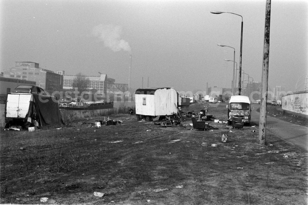 Berlin: Caravans stand on the former border strip on the Berlin Wall between Spree and Muehlenstrasse in Berlin - Friedrichshain in Berlin, the former capital of the GDR, German Democratic Republic