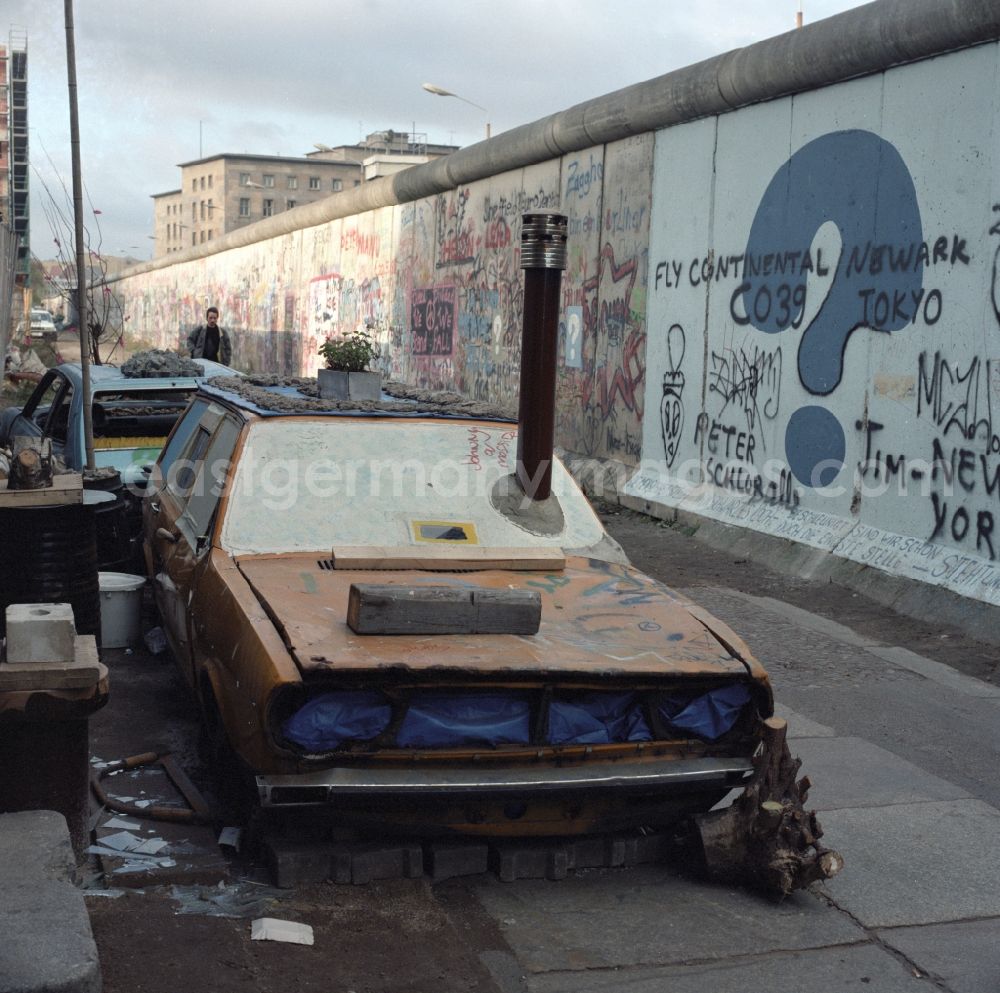 GDR picture archive: Berlin - Mitte - Wagons along the Berlin Wall in Berlin