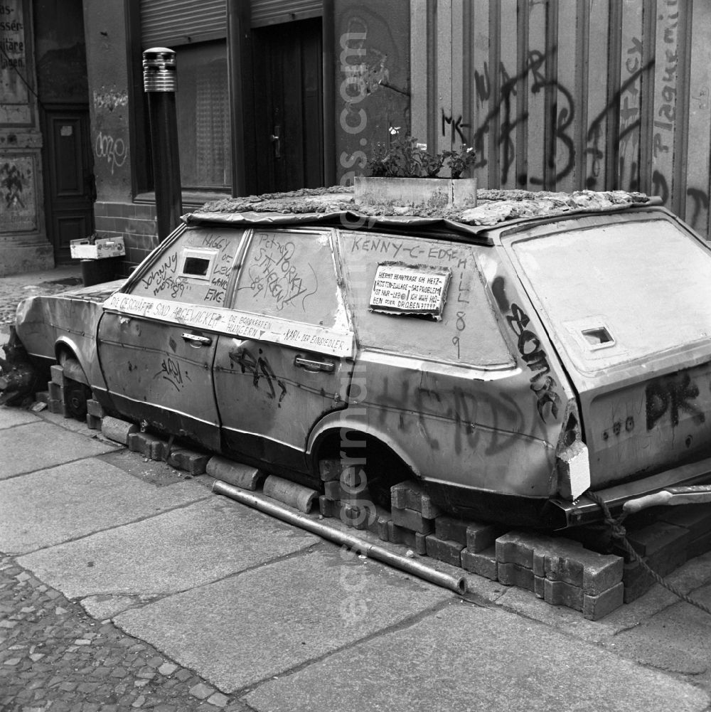 GDR image archive: Berlin - Mitte - Wagons along the Berlin Wall in Berlin - Mitte