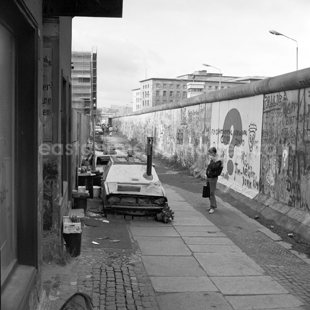 GDR picture archive: Berlin - Mitte - Wagons along the Berlin Wall in Berlin - Mitte