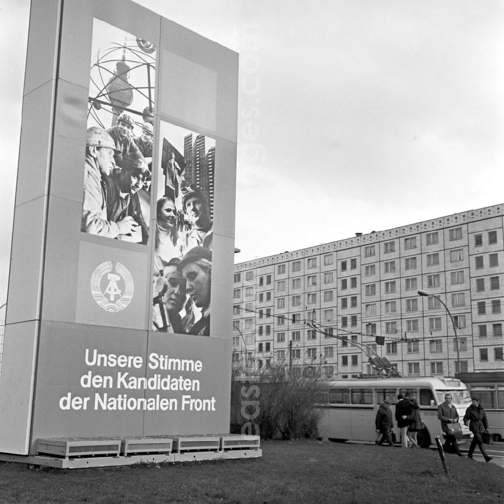 GDR image archive: Berlin - Wahlkampf in der DDR in Ost-Berlin - hier wird für die Kandidaten der Nationalen Front die Werbetrommel gerührt. Am 14. November finden die Wahlen zur Volkskammer der DDR und zu den Bezirkstagen statt.