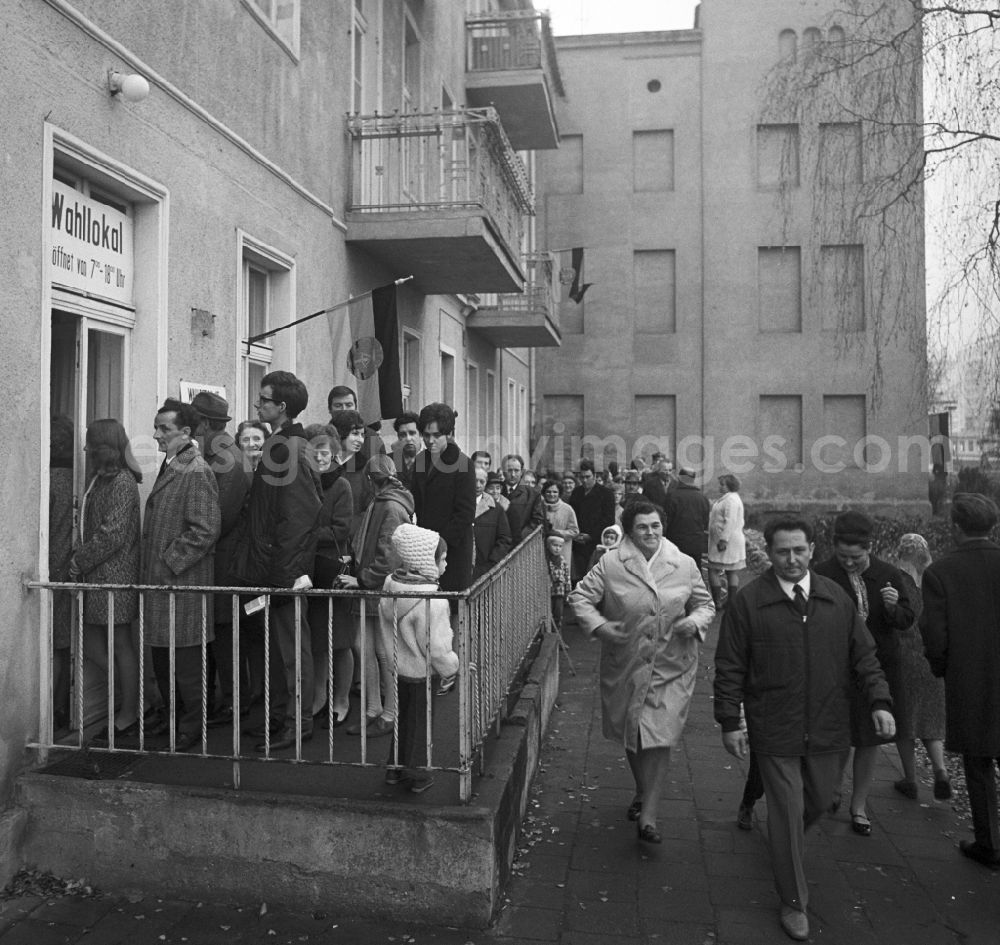 GDR photo archive: Berlin - Citizens eligible to vote at a polling station on election day Volkskammer - Parlament in the district Prenzlauer Berg in Berlin Eastberlin on the territory of the former GDR, German Democratic Republic