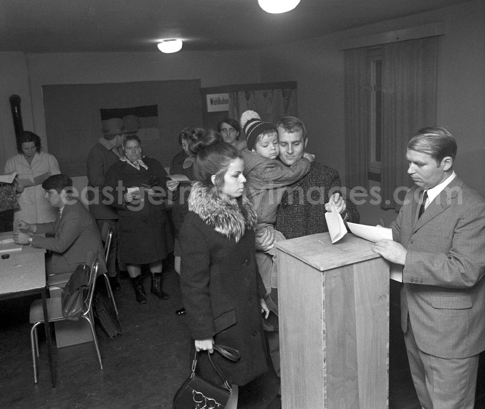 GDR picture archive: Berlin - Citizens eligible to vote at a polling station on election day Volkskammer - Parlament in the district Prenzlauer Berg in Berlin Eastberlin on the territory of the former GDR, German Democratic Republic
