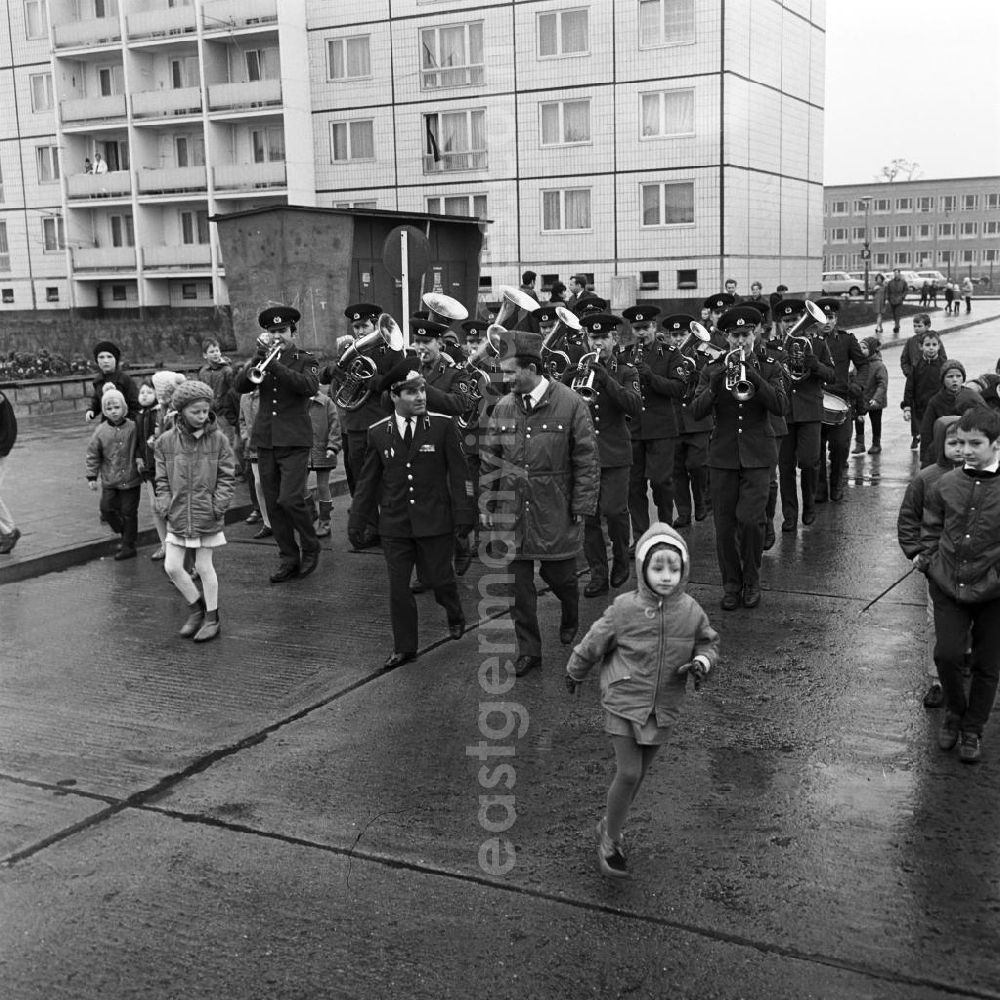 GDR picture archive: Berlin - Eine sowjetische Militärkapelle macht Stimmung in einem Berliner Neubaugebiet. An diesem Tag finden Wahlen zur Volkskammer der DDR und zu den Bezirkstagen bzw. der Stadtverordnetenversammlung von Groß-Berlin statt.