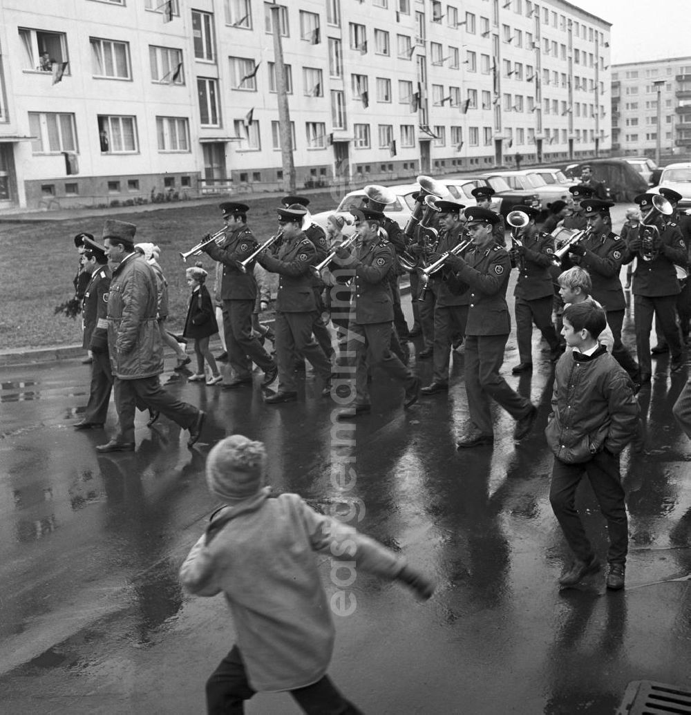 Berlin: Eine sowjetische Militärkapelle macht Stimmung in einem Berliner Neubaugebiet. An diesem Tag finden Wahlen zur Volkskammer der DDR und zu den Bezirkstagen bzw. der Stadtverordnetenversammlung von Groß-Berlin statt.