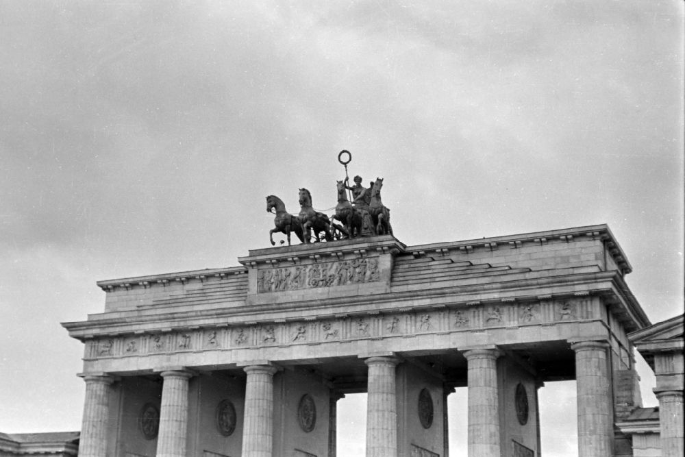 GDR picture archive: Berlin - Tourist Attraction and Landmark Brandenburger Tor on place Pariser Platz in the district Mitte in Berlin Eastberlin on the territory of the former GDR, German Democratic Republic