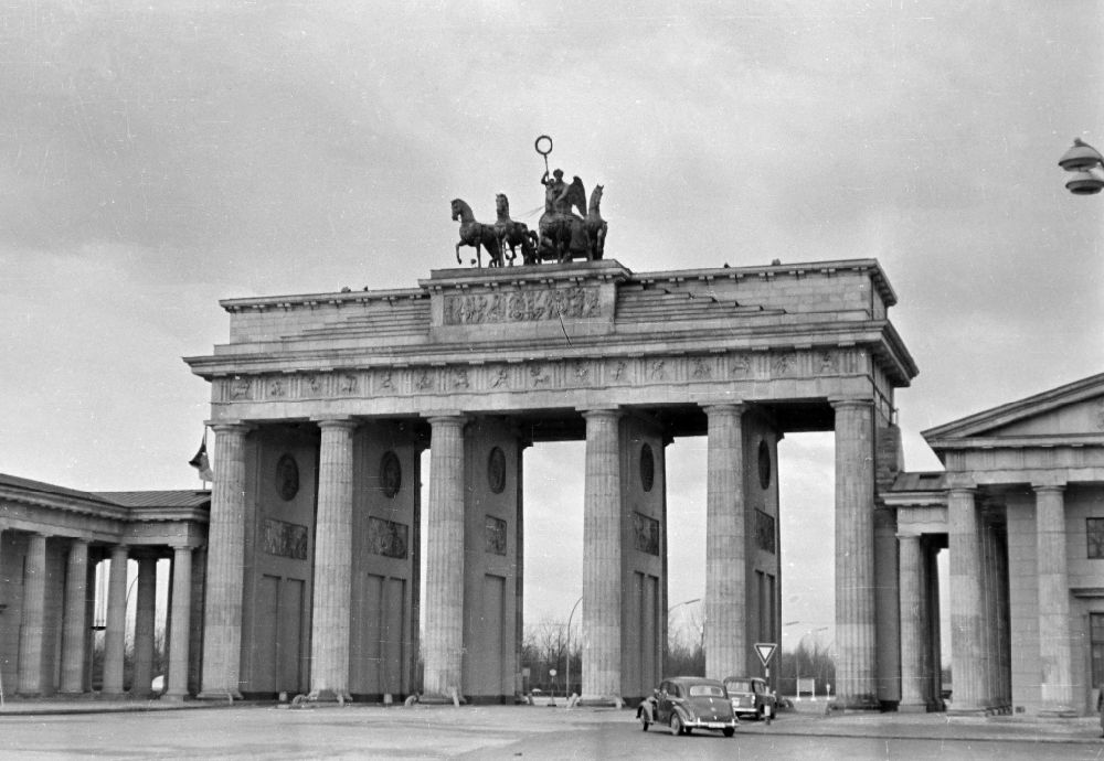 Berlin: Tourist Attraction and Landmark Brandenburger Tor on place Pariser Platz in the district Mitte in Berlin Eastberlin on the territory of the former GDR, German Democratic Republic