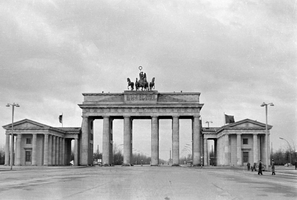 GDR image archive: Berlin - Tourist Attraction and Landmark Brandenburger Tor on place Pariser Platz in the district Mitte in Berlin Eastberlin on the territory of the former GDR, German Democratic Republic