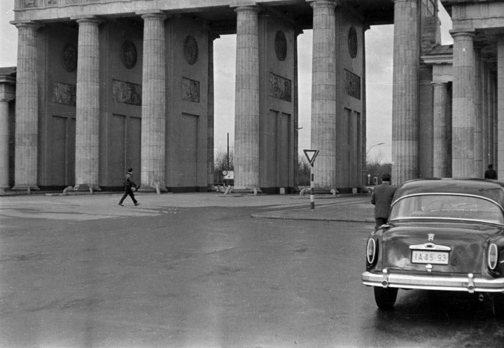 GDR photo archive: Berlin - Tourist Attraction and Landmark Brandenburger Tor on place Pariser Platz in the district Mitte in Berlin Eastberlin on the territory of the former GDR, German Democratic Republic