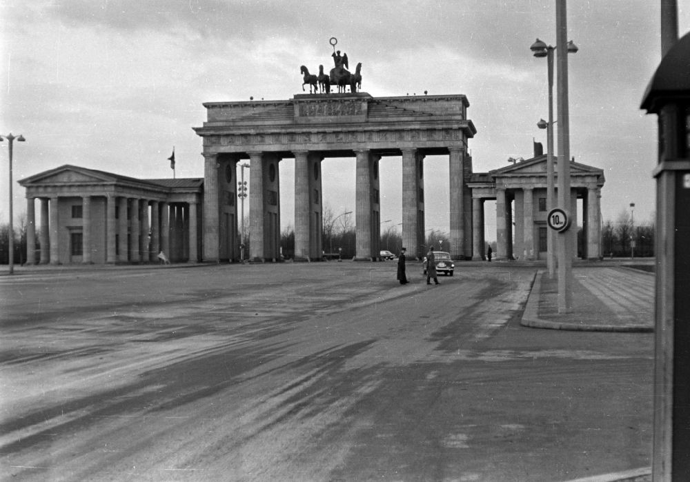 GDR picture archive: Berlin - Tourist Attraction and Landmark Brandenburger Tor on place Pariser Platz in the district Mitte in Berlin Eastberlin on the territory of the former GDR, German Democratic Republic