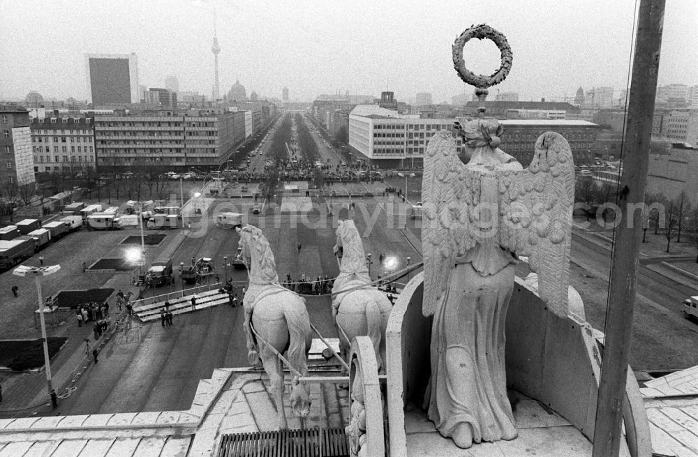 GDR image archive: Berlin - Tourist Attraction and Landmark the Quadriga on the Brandenburg Gate in the district Mitte in Berlin Eastberlin on the territory of the former GDR, German Democratic Republic