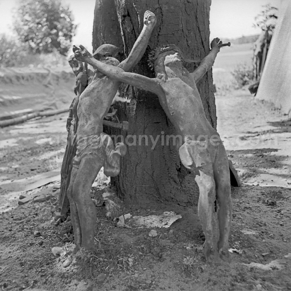 GDR picture archive: Räckelwitz - Tourist attraction and landmark of two bronze crucifix figures of Jesus nailed to the cross in Raeckelwitz, Saxony in the area of ??the former GDR, German Democratic Republic
