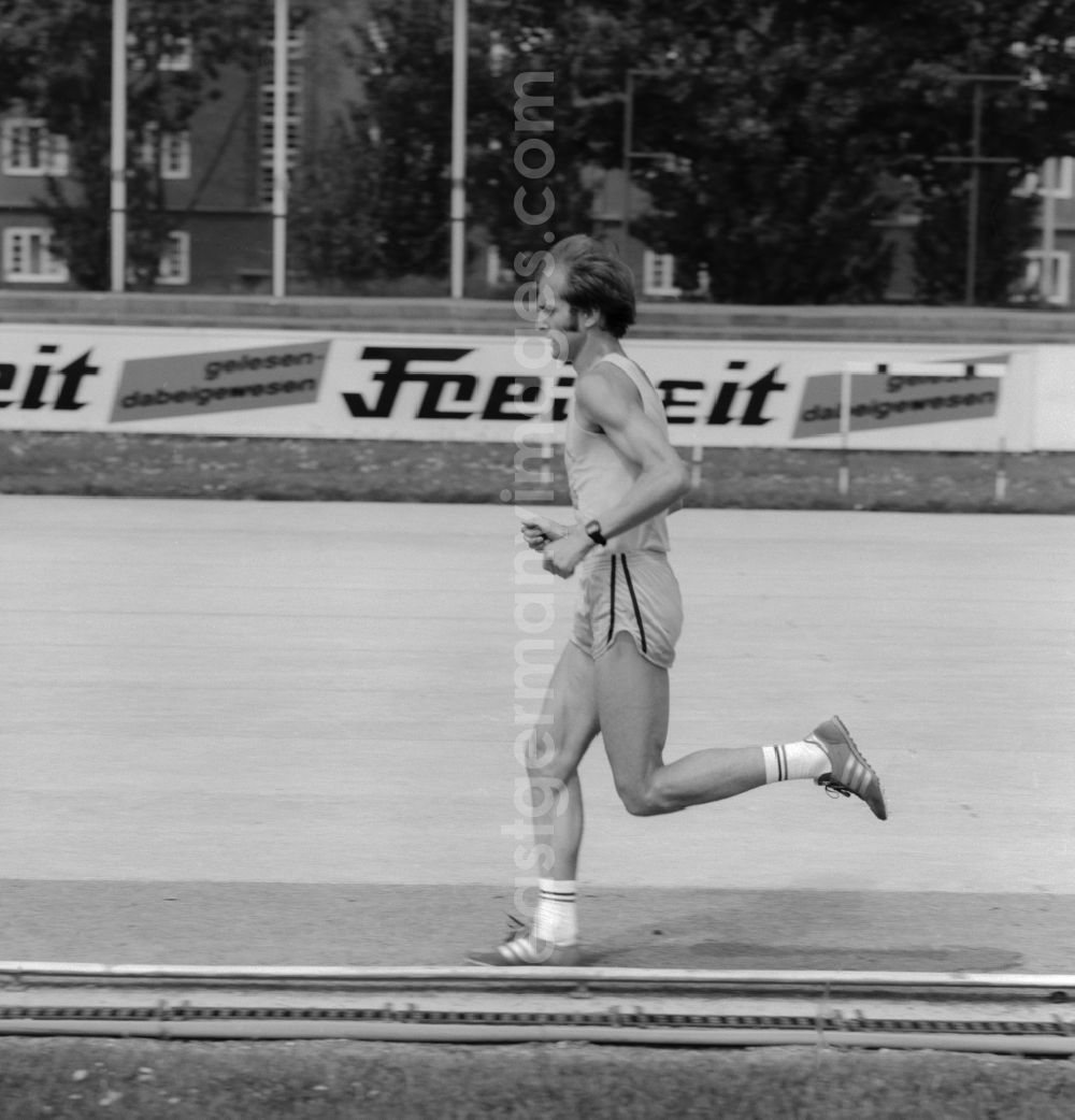 GDR picture archive: Sondershausen - Waldemar Cierpinski is a former East German marathon runner and Olympic champion. Here a workout in the stadium of Sondershausen in Thuringia