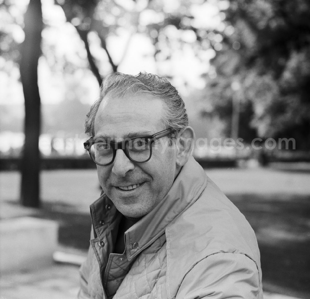 GDR image archive: Berlin - Grünau - The German actor Walter Eberhard Fuss (known as Professor Flimmrich from the Flimmerstunde at the television of the GDR) in Berlin