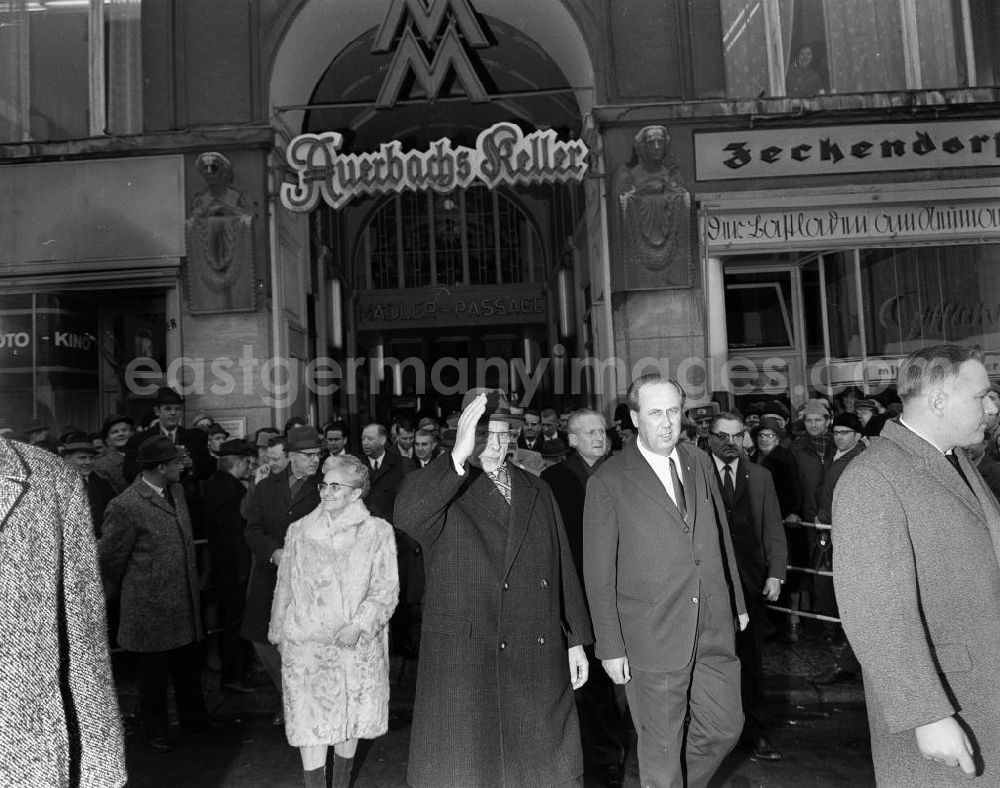 Leipzig: Walter Ulbricht, Staatsratsvorsitzender DDR, und sein Frau, Lotte Ulbricht, verlassen Auerbachs Keller anlässlich ihres Besuches zur Frühjahrsmesse.