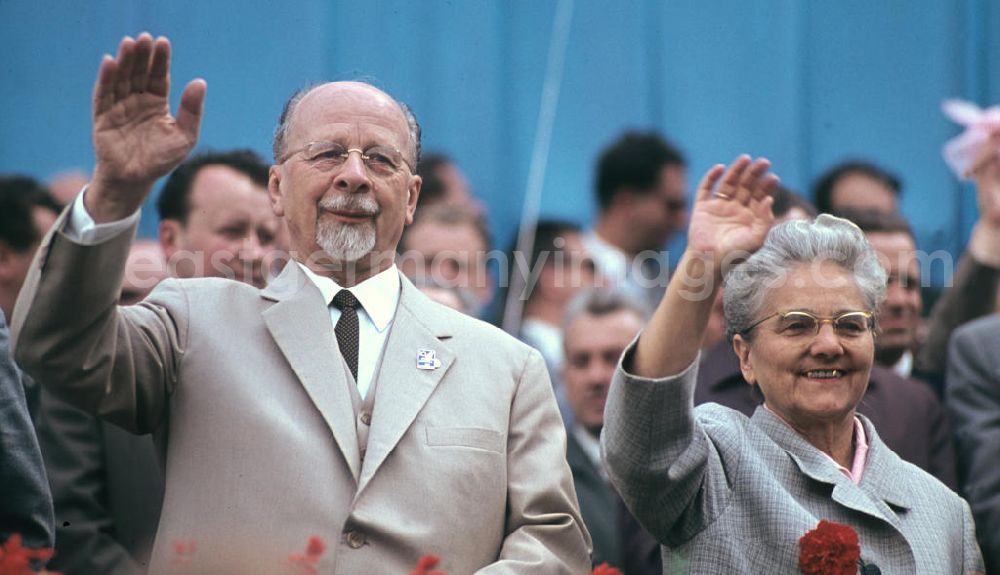 Berlin: Anläßlich einer Demonstration zum 1. Mai stehen der Erste Sekretär der SED und Vorsitzende des Staatsrates der DDR, Walter Ulbricht, und seine Ehefrau Lotte auf der Ehrentribüne und winken den Demonstranten zu.