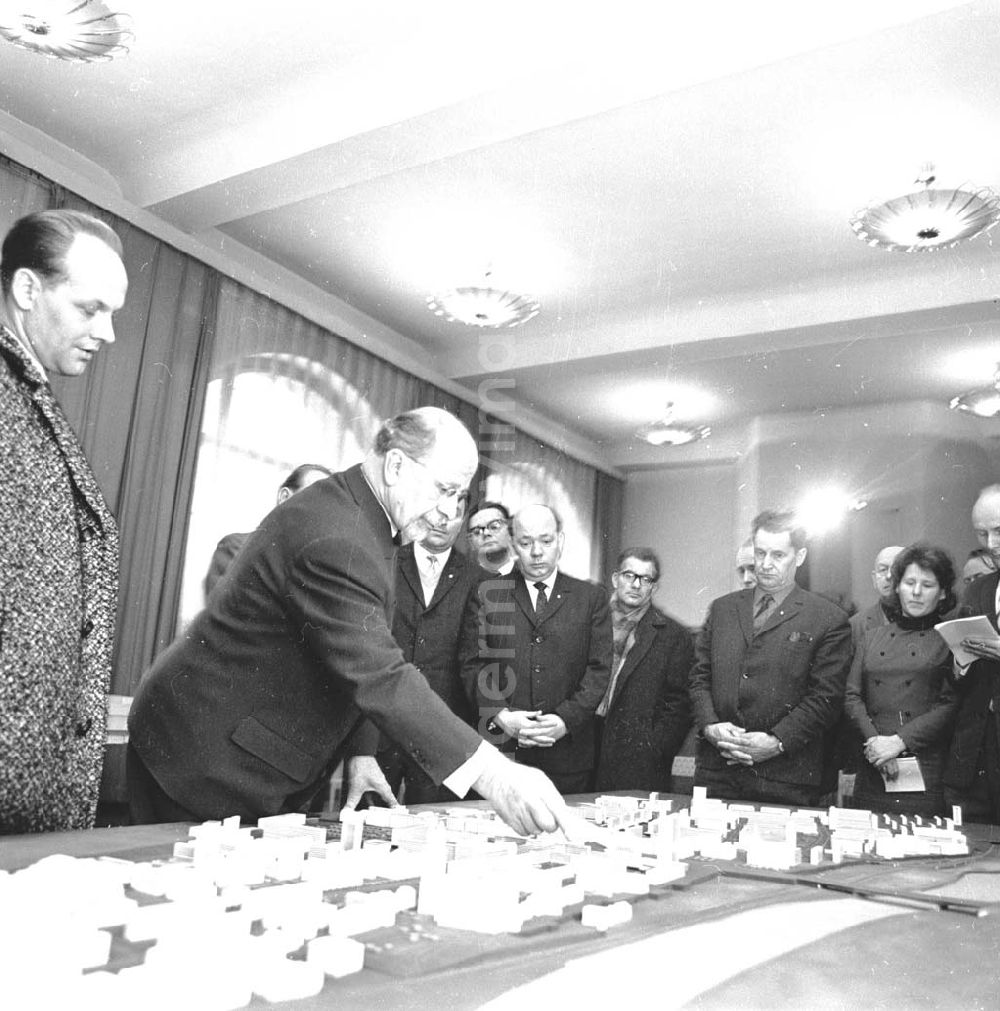 GDR image archive: Berlin - Walter Ulbricht vor einem Modell zu neuen Wohnungsbauprojekten anlässlich der 4. Baukonferenz.