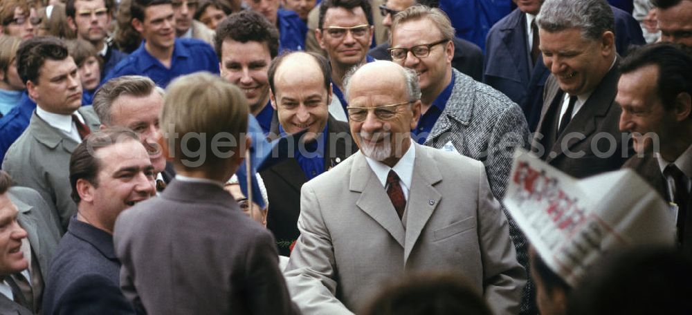 GDR picture archive: Berlin - Der Erste Sekretär der SED und Vorsitzende des Staatsrates der DDR, Walter Ulbricht, scherzt in einer Menschenmenge mit einem Jungen.