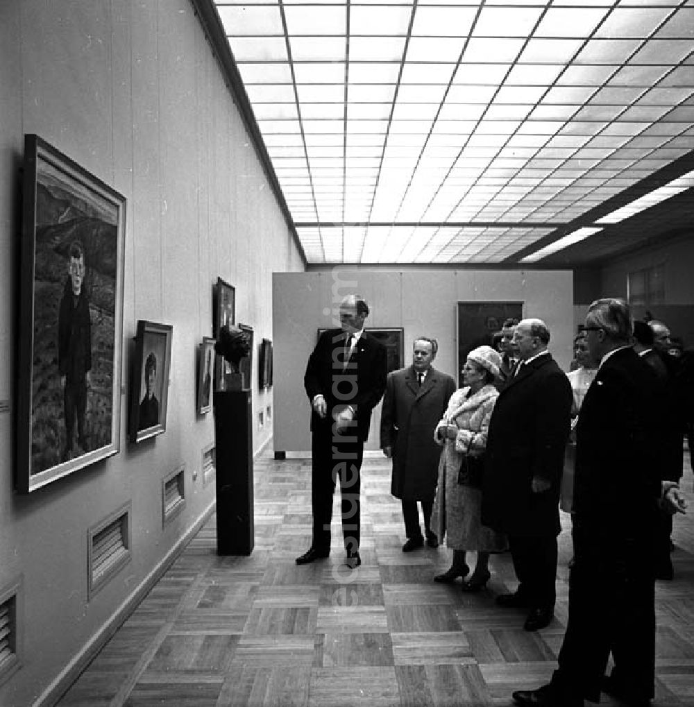 Dresden: 15.11.1965 Walter Ulbricht besucht die neu eröffnete Gemäldegalerie - Neue Meister im Dresdner Albertinum. Nachdem die Dresdner Kunstschätze wieder aus der Sowjetunion zurückgekehrt waren, zogen im Jahr 1965 die Galerie Neue Meister in das Obergeschoss und im Jahr 1969 die Antikenabteilung der Skulpturensammlung in das Erdgeschoss ein.