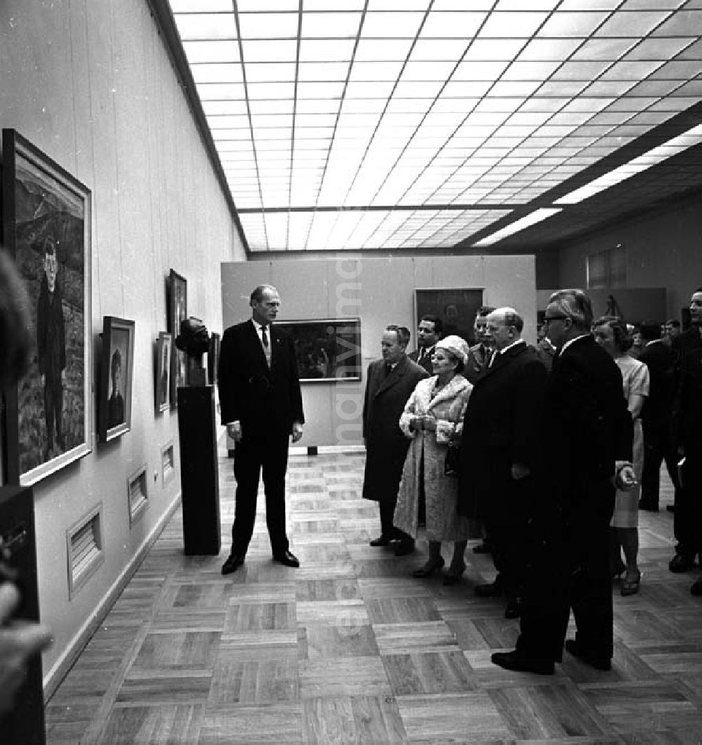 GDR image archive: Dresden - 15.11.1965 Walter Ulbricht besucht die neu eröffnete Gemäldegalerie - Neue Meister im Dresdner Albertinum. Nachdem die Dresdner Kunstschätze wieder aus der Sowjetunion zurückgekehrt waren, zogen im Jahr 1965 die Galerie Neue Meister in das Obergeschoss und im Jahr 1969 die Antikenabteilung der Skulpturensammlung in das Erdgeschoss ein.