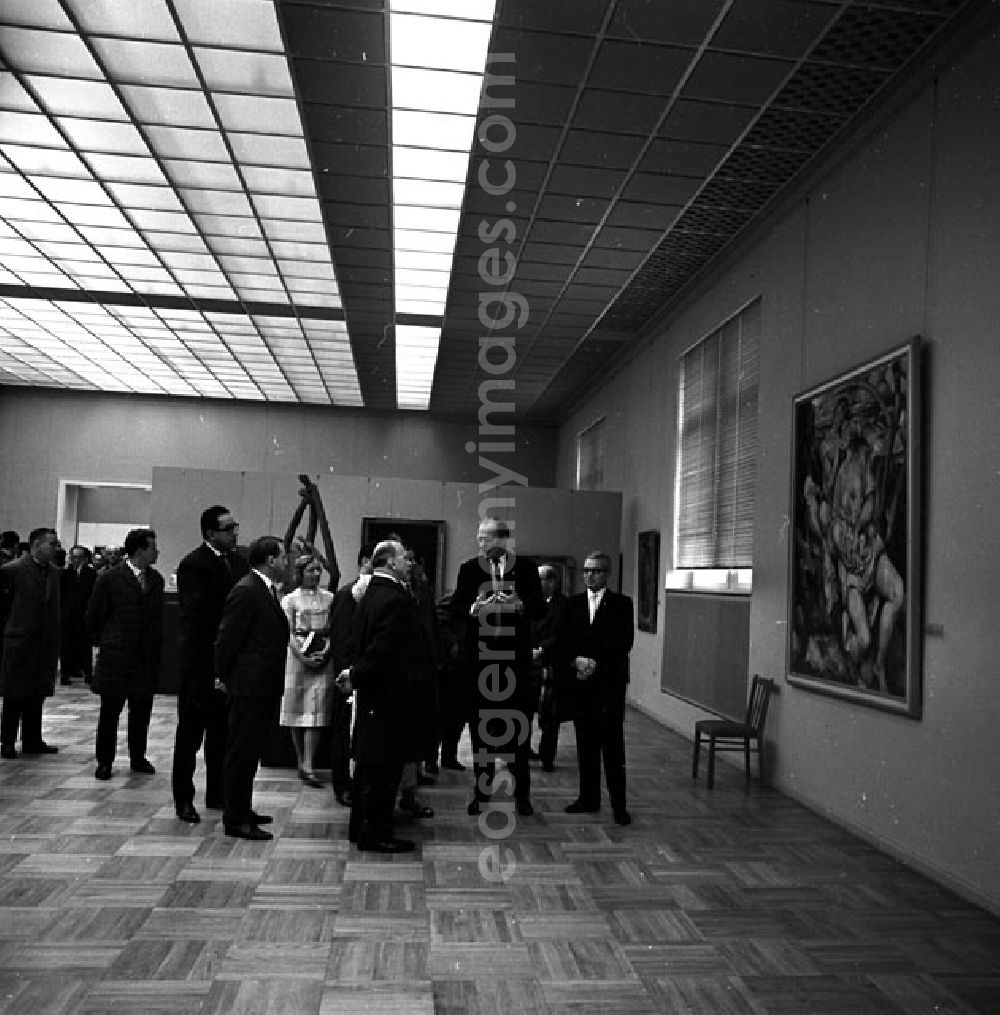 GDR photo archive: Dresden - 15.11.1965 Walter Ulbricht besucht die neu eröffnete Gemäldegalerie - Neue Meister im Dresdner Albertinum. Nachdem die Dresdner Kunstschätze wieder aus der Sowjetunion zurückgekehrt waren, zogen im Jahr 1965 die Galerie Neue Meister in das Obergeschoss und im Jahr 1969 die Antikenabteilung der Skulpturensammlung in das Erdgeschoss ein.