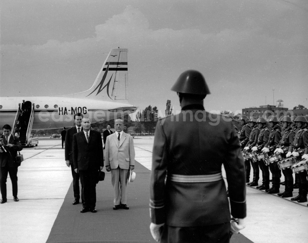 GDR image archive: Schönefeld - Reception with military honors by Walter Ulbricht, General Secretary of the SED Central Committee, of Janos Kadar, General Secretary of the Hungarian Socialist Workers' Party, at the airport in Schönefeld. Bestmögliche Qualität nach Vorlage!