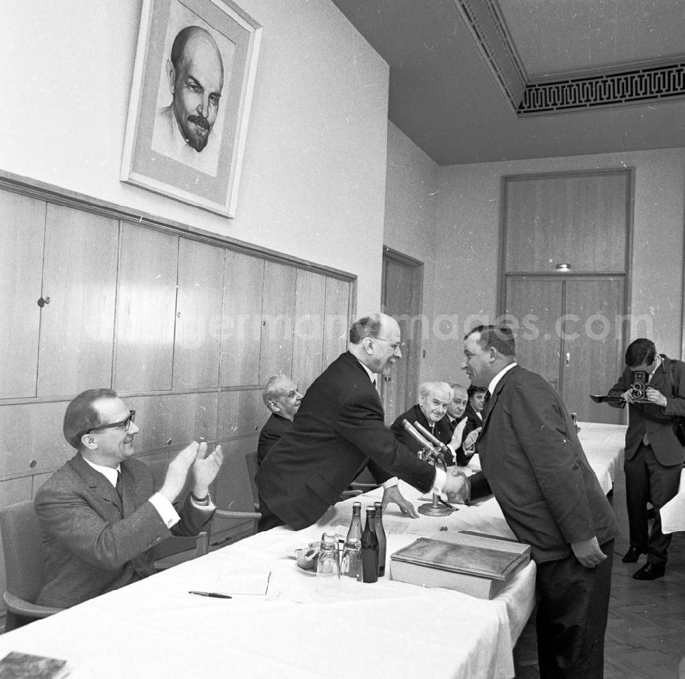 Berlin: Walter Ulbricht und Erich Honecker während Sitzung. Anlass: 2