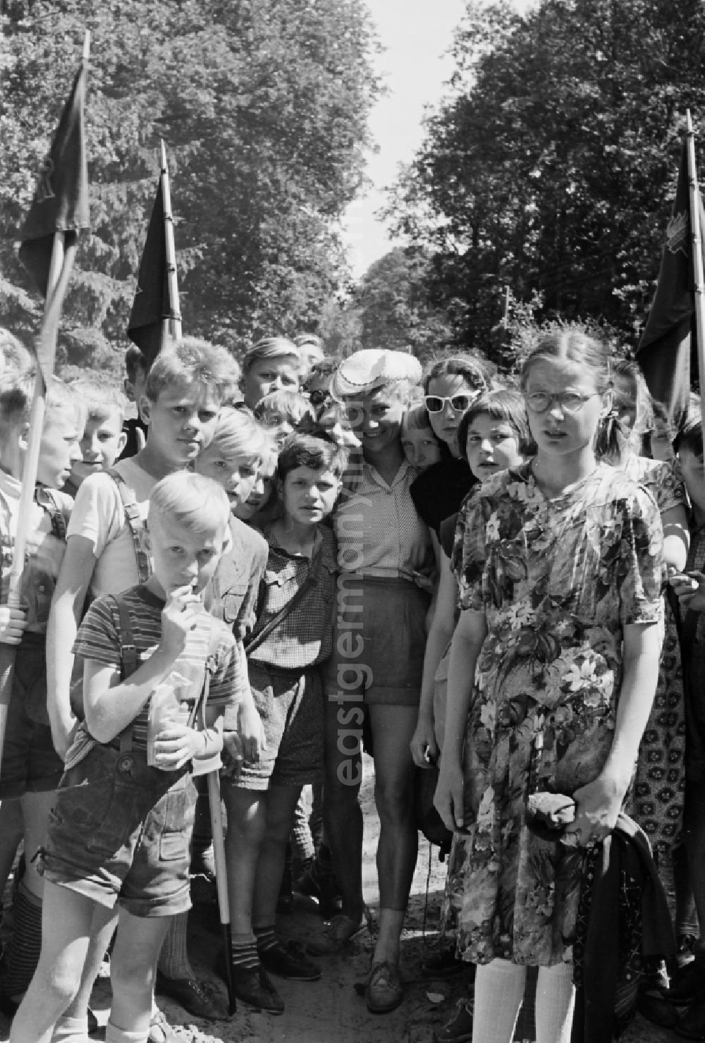 Prerow: Group of children and teenagers hiking with the pennant youth organization's pennant in Prerow in the state Mecklenburg-Western Pomerania on the territory of the former GDR, German Democratic Republic