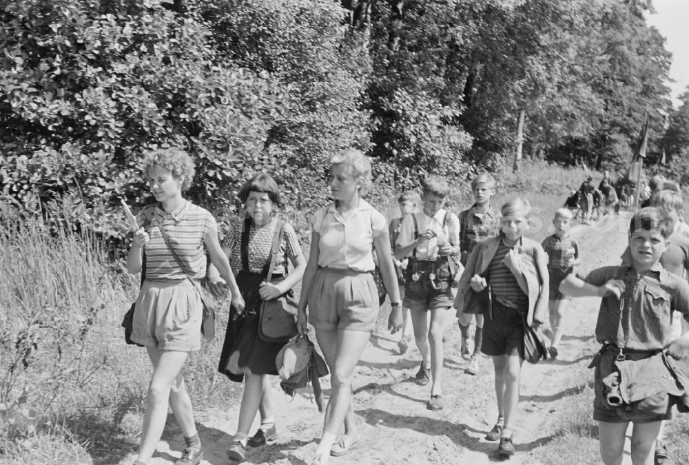 GDR image archive: Prerow - Group of children and teenagers hiking with the pennant youth organization's pennant in Prerow in the state Mecklenburg-Western Pomerania on the territory of the former GDR, German Democratic Republic