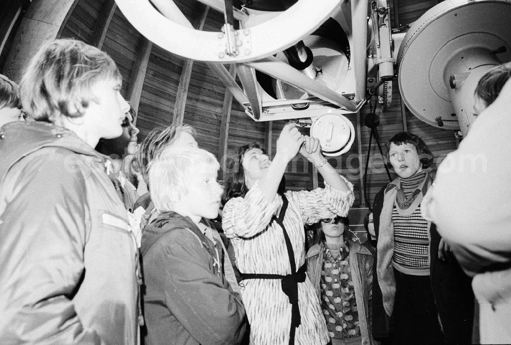 GDR image archive: Berlin - Travelling day of a school class in the Ark-sweetly observatory in Berlin, the former capital of the GDR, German democratic republic